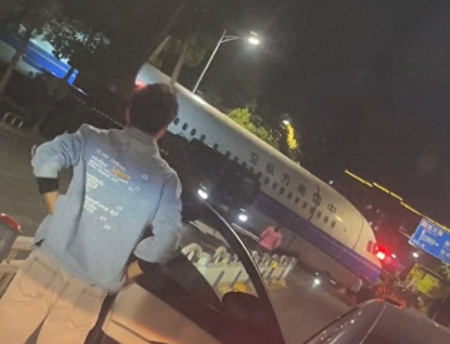 武汉街头出现飞机 有网民称“天河机场飞机冲出来” 部门辟谣：系飞机被拆解转运