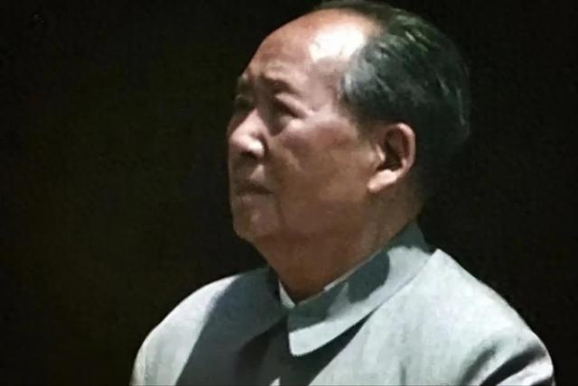 1959年毛泽东重返韶山，发现父母坟头有个小洞，当即做了一个动作