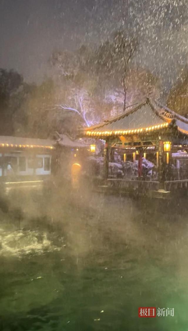 济南大雪18℃趵突泉水现“云雾润蒸”景观，锦鲤“躲雪”不见