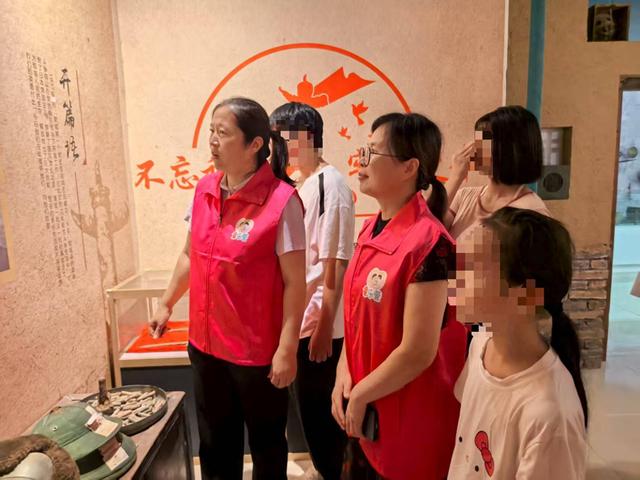 爱心妈妈伴成长，历史传承润童心：张营街道暑期童乐“营”的双课堂之旅