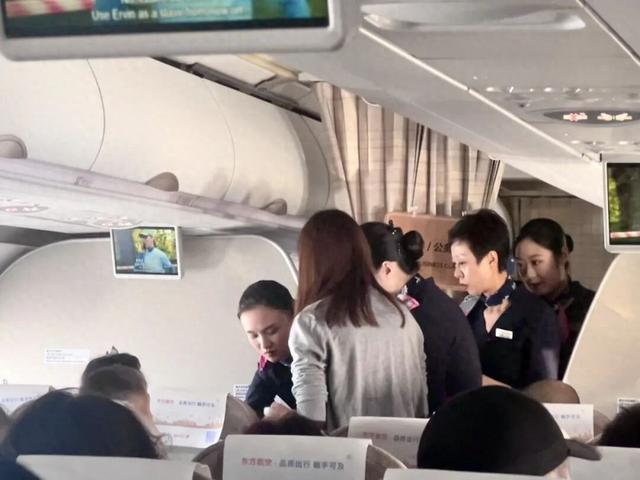万米高空旅客突发心脏不适，东航机组联合三名热心医务人员紧急施救