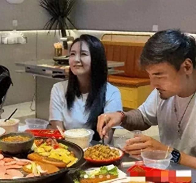 怪不得那么多人喜欢她 路人镜头下都美得不像话 看起来年轻又漂亮
