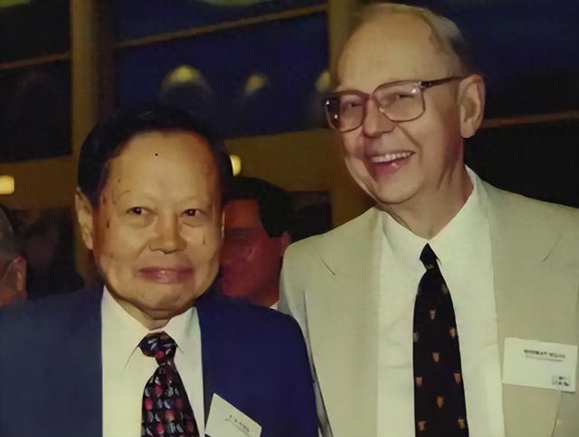 演都不演了！杨振宁去世仅7天，恶心的一幕出现，结局大快人心