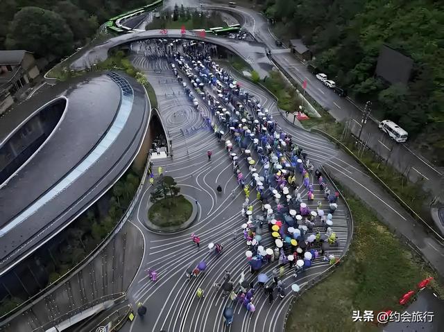 九寨沟的“反人类”操作火了！4万人塞进“沟”里，居然不堵车？