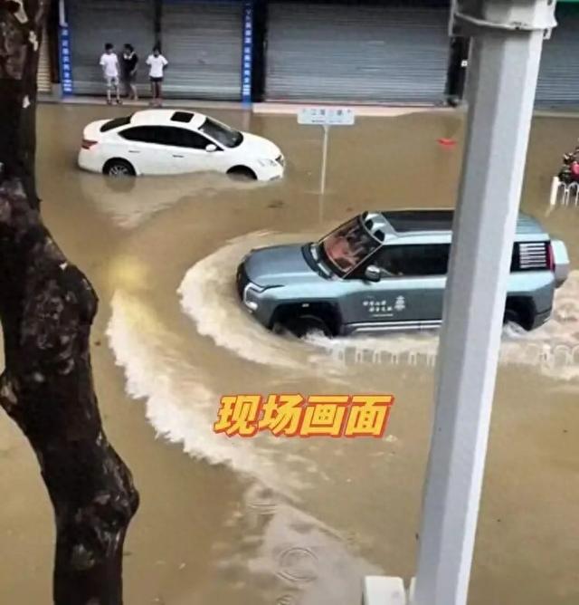 太魔幻！64岁老板开百万U8“冲浪”，冲毁商铺还笑，结局大快人心