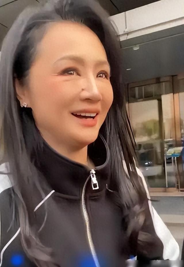 钱再多有什么用！51岁曹颖的现状，给所有中年女性提了醒