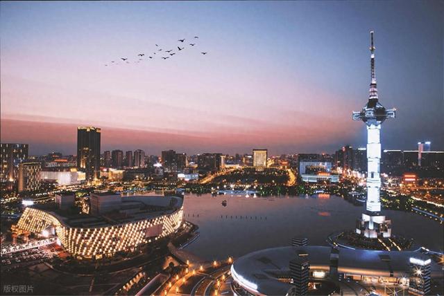 江苏哪个地级市面积最大。比南京扬州的总和还大，人口不到700万