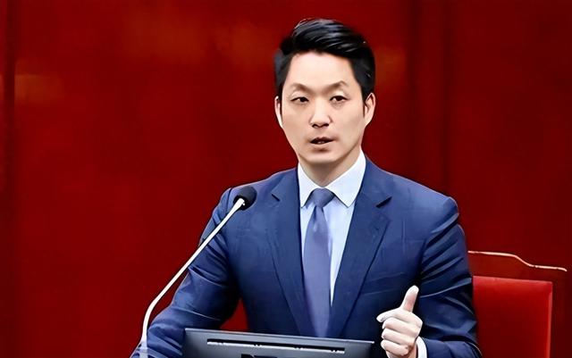 两岸再突发重大事情，蒋万安还没坐飞机来陆，国台办发出一个警告