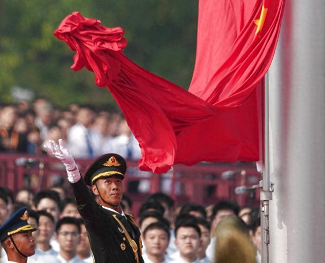 看完阅兵发现，天安门旗台下有台空调，哨兵又享受不到，给谁用？