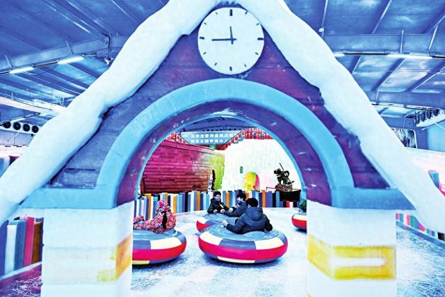室内冰雪世界 尽享夏日清凉