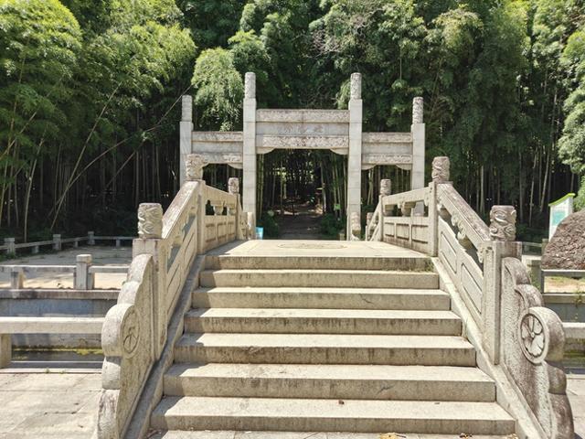 暑期登山？这座山岭连名字都生僻，竹林清风治愈心灵！