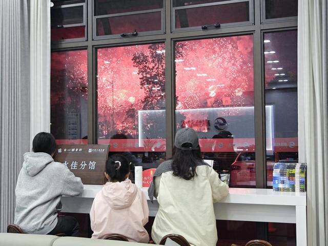 阅享烟花！浏阳水佳社区惊现高颜值“烟花主题”图书分馆