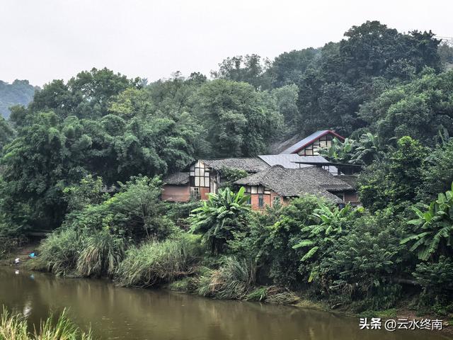 在四川巴盐西运的“盐运第一滩”，我是流着口水逛完这个古镇的