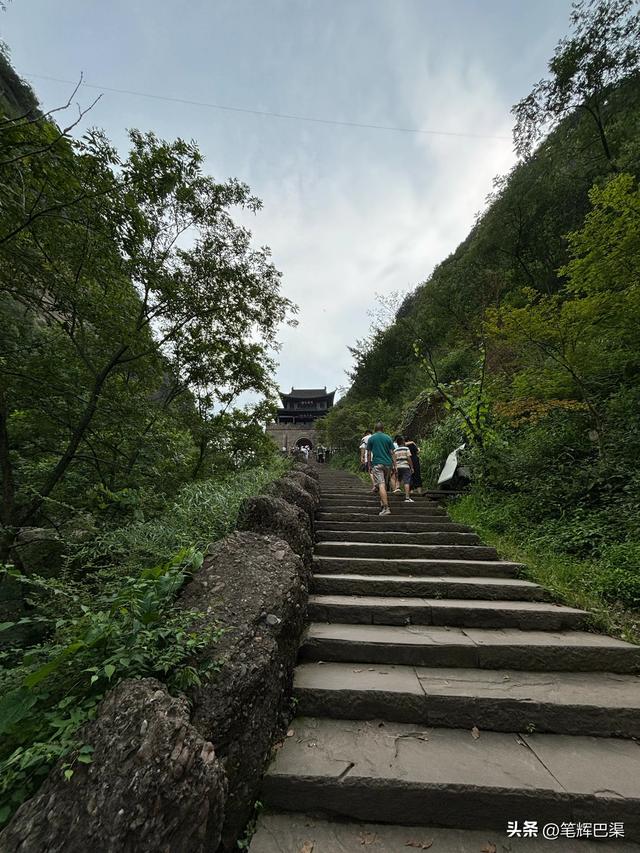 李白穿越回到2025年广元游记：蜀道天光