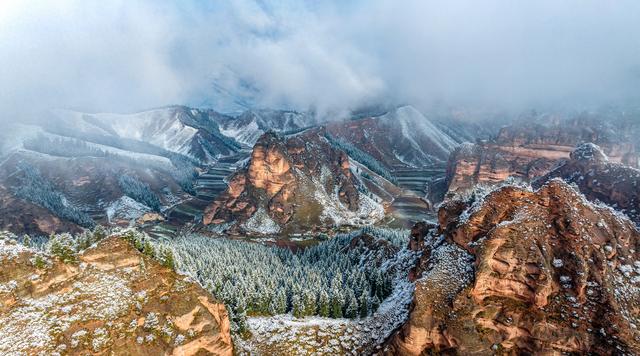 组图丨天祝：秋雪覆丹霞 山河入画来