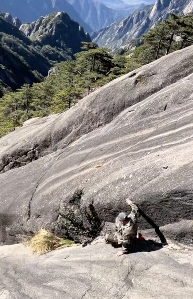 游客手机掉落黄山景区崖壁，工人未做防护冒险捡回；游客称工人收费500元，景区回应