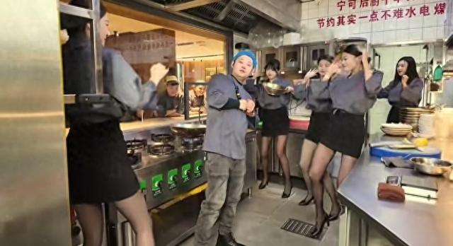 威海一餐厅后厨多名性感美女跳辣舞，网友担心食品卫生	，餐厅回应