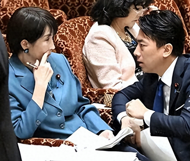 高市早苗国会翻车，防卫大臣单膝救场，80万亿投资百姓买单