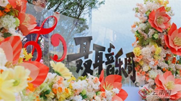 昆明东风广场现创意打卡点 市民沉浸“花乐”时光