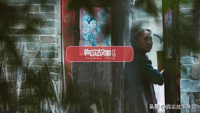 一个女人，像一个灰黑的影子