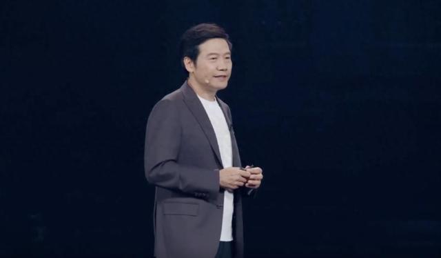 雷军演讲看哭陈年，凡客直播间接住泼天流量：留言“正是闯的年纪”抽小米平板，同款T恤售出近1500件