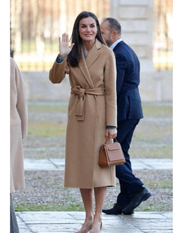 看西班牙王后穿大衣，我悟了：裙过膝，露脚踝，不配牛仔裤才优雅