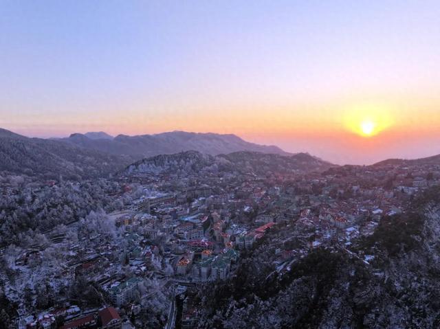 庐山“白里透红”：夕阳映红牯岭雾凇