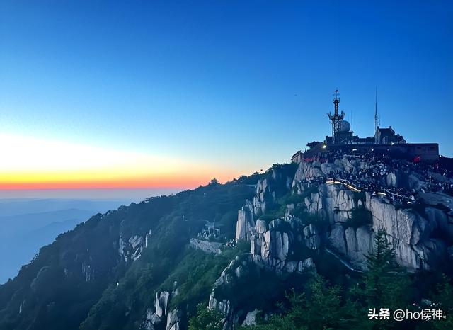 小伙靠陪爬泰山年入30万，提供情绪价值、抱客户上山引擦边争议