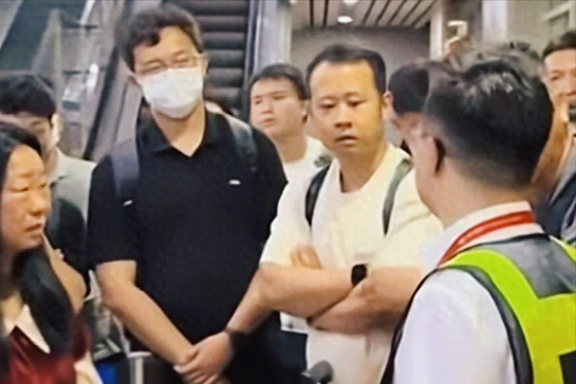航班因天气原因备降太原，有乘客着急回北京做手术向工作人员下跪求解决，海航回应
