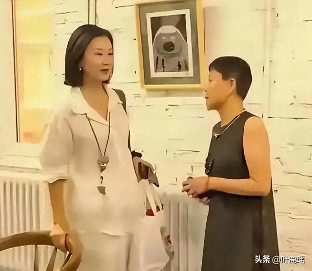 宋祖英私下聚会照流出，穿棉麻衣留短发，印象被完全颠覆