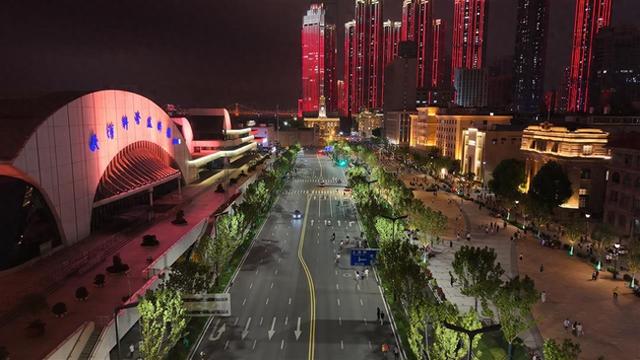 烟花点亮夜空，江岸城管守护精彩