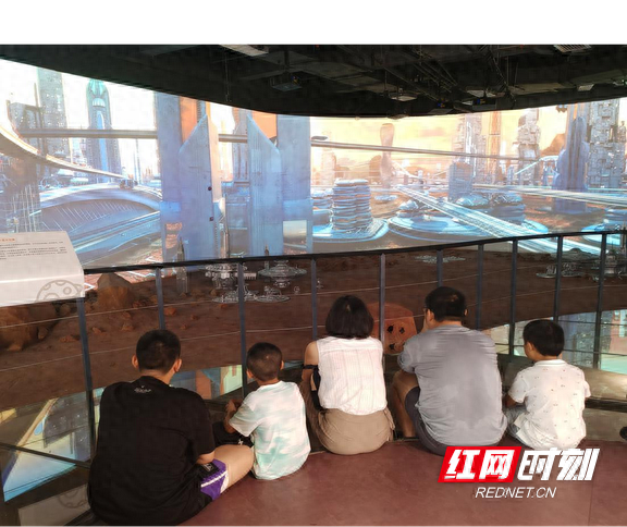 组图 | “亲子游”去哪玩？南岳祝融探火太空体验馆迎客忙