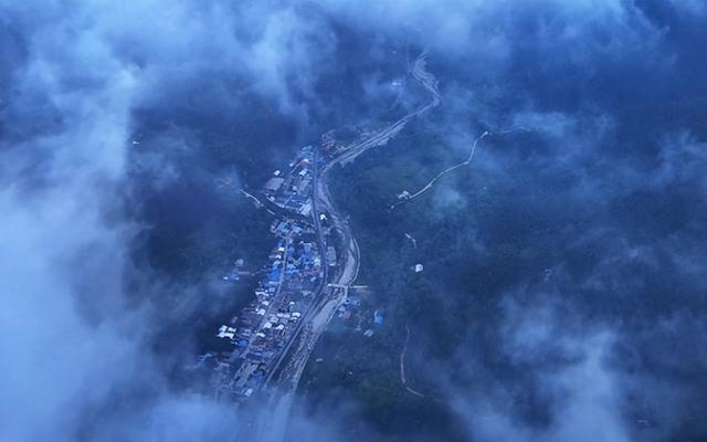 陕西华阳草甸云端幻境：朝霞煮沸云海 金阳点染人间棋局