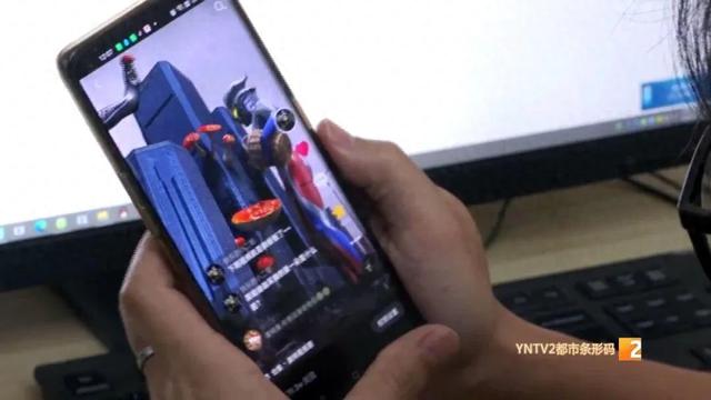 奥特曼骑摩托奥特曼游戏（奥特曼现身昆明街头捡菌）
