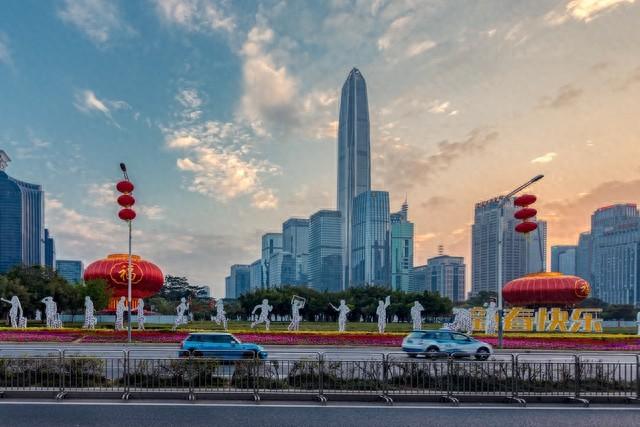 披中国红的:深圳“深南中路”有多壮观