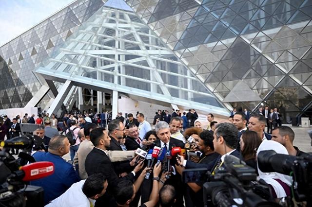 震撼亮相！大埃及博物馆成“第四金字塔”，图坦卡蒙金棺惊艳现世