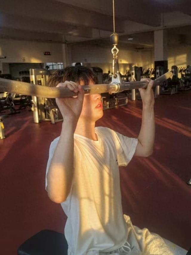 洛克王国胖（新闻周刊｜暑假留校的大学生）