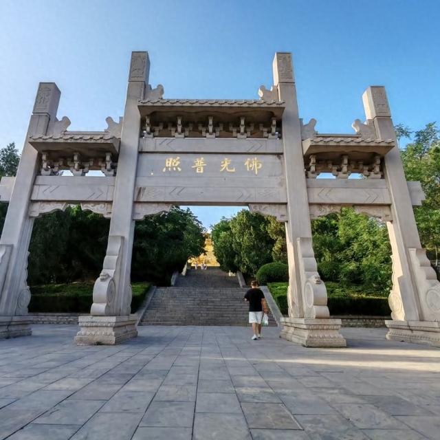 我是上海人，游千佛山，早上六点到八点来，人少还凉快逛着舒服。