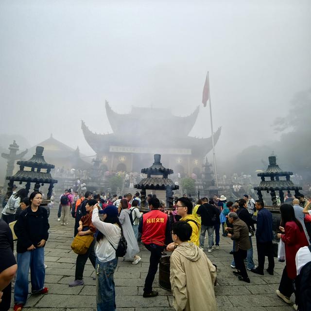 九华山是佛教名山地藏菩萨道场，景区很大，有自然景观与众多佛殿