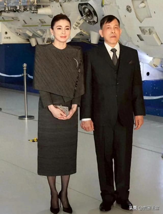 泰王不懂妻美！和苏提达王后参观北京航天城，对其使眼神表情严肃