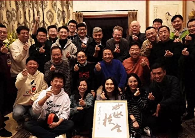 相声名家姜昆夫妇偕戴志诚、郑健	、大山、周炜与青年相声演员欢聚