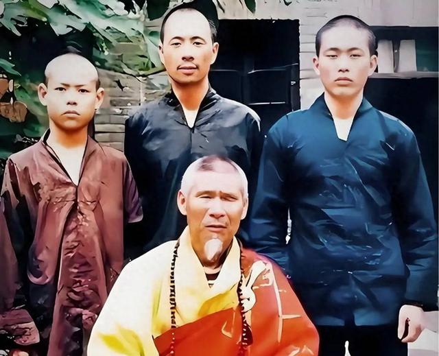 释永信到少林寺已44年，是少林寺第三十代方丈，10年前曾被举报私生活混乱