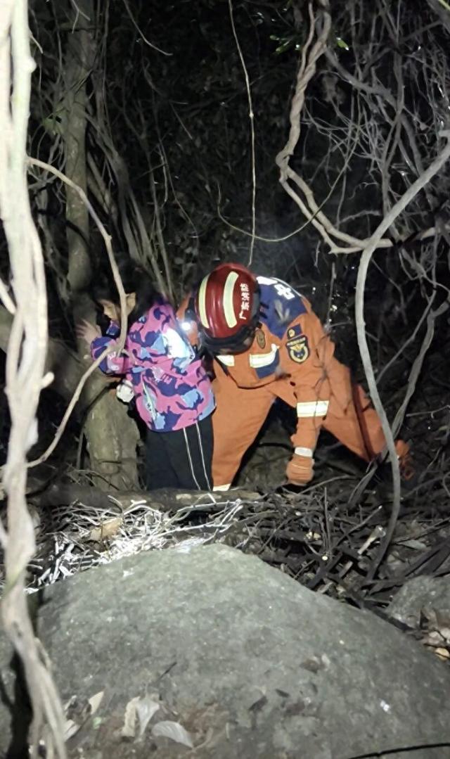 广东3个大人带4个孩子徒步，深夜被困荒山！最小者仅6岁