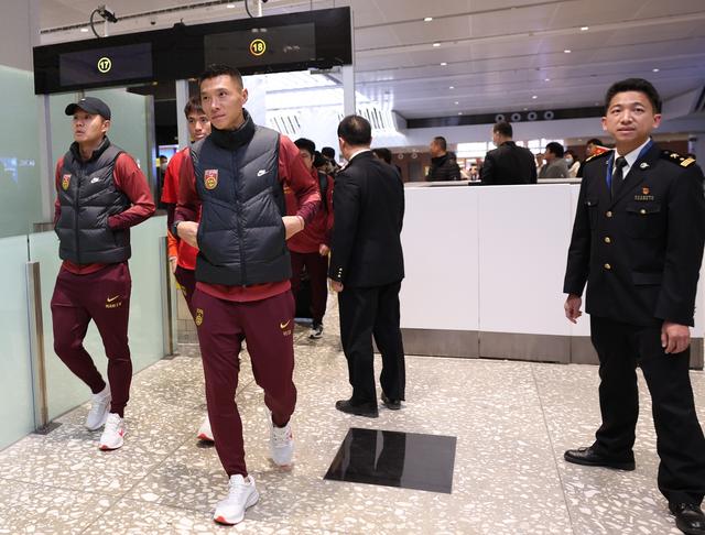 （体育）（40）足球——U23国足抵达北京