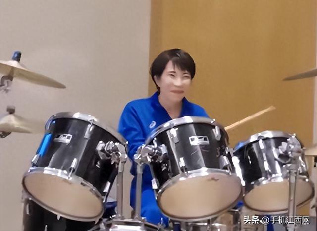 李在明和高市早苗穿上同款蓝色服装，一起打架子鼓，韩媒：该活动日方没提前打招呼