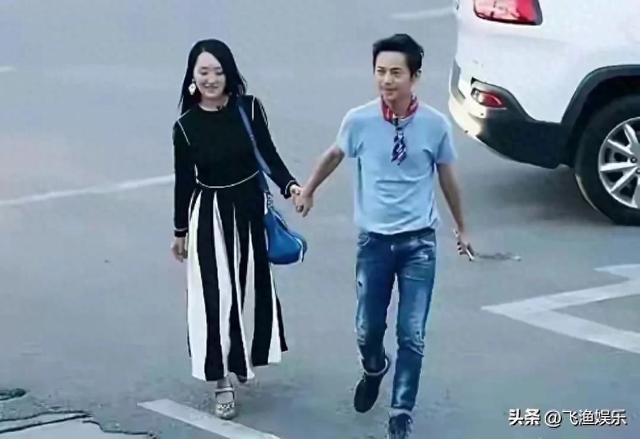 51岁的何炅，牵手54岁的杨钰莹，年过半百的俩人，画面温馨！