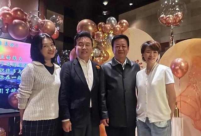 央视主持人张泽群:55岁才当父亲，妻子跑了儿子丢了，今孤身一人