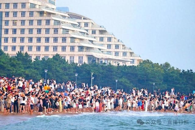 人挤人！一回头就脸贴脸！清晨5点，日照这里“长”满了人！