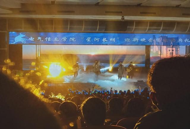 昆山演唱会昨夜万人怒吼‘退票’！花880元听‘音响杂音’