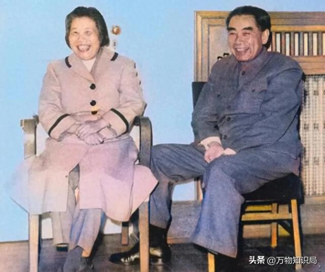 老照片：周总理当众跳起来，为邓大姐摘苹果，浪漫温馨少年气十足